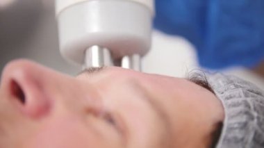 Anti-aging yordamı. Özel araç ile çalışma. Yüz yumuşatma. Yakın çekim