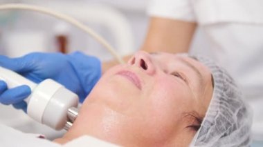 Anti-aging yordamı. Araç ile çalışma. Yüz yumuşatma. Yüzünü kapat