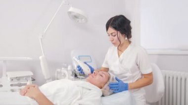 Kozmetik prosedürler. Gözenek temizleyici. Özel unstrument ile çalışma