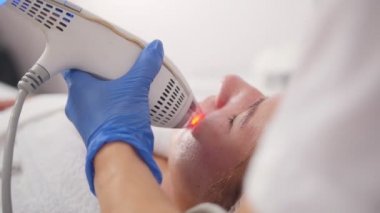 Kozmetik prosedürler. Gözenek temizleyici. Özel unstrument ile çalışma. Enstrüman odak. Atış kapatın