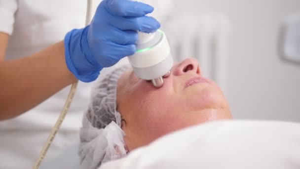 Anti-aging yordam olgun mowan için. Araç ile çalışma. Yüz yumuşatma. Yakın çekim — Stok video