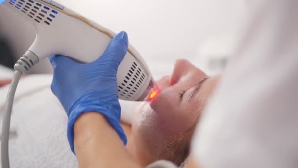 Kosmetologie Verfahren Porenreinigung Arbeiten Mit Speziellen Unstrumenten Instrument Fokus Nahaufnahme — Stockvideo