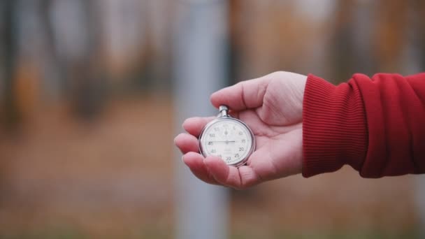 An old woman is holding a pocket watch. — Stock Video
