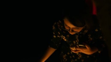 Bir kum ile ekranda çizim. İki kız şirin şeyler çizim