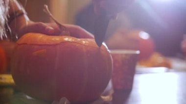 Cadılar Bayramı partisi. Bir üst kabak kesme. Yan açı