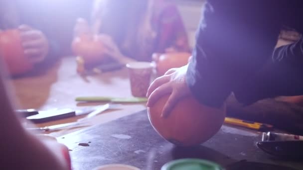 Fiesta de Halloween. Cortar una calabaza — Vídeos de Stock