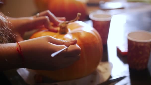 Fiesta de Halloween. Cortar una parte superior de la calabaza — Vídeos de Stock