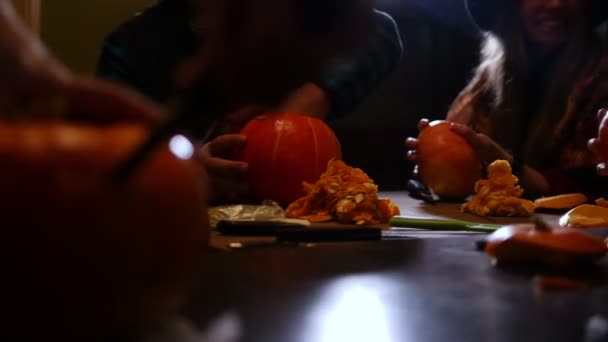 Fiesta de Halloween. Un grupo de personas cortando la calabaza — Vídeos de Stock