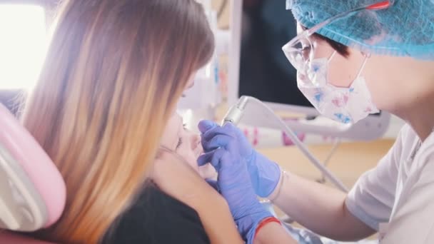 Odontoiatria. Denti dentisti femminili che lucidano i denti del piccolo bambino. Mid shot — Video Stock