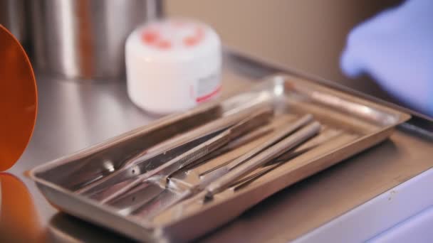 Odontología. Dentista toma el instrumento de la mesa — Vídeos de Stock