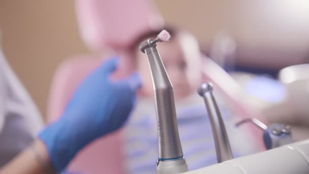 Odontología, medicina. El dentista toma el instrumento de pulido del soporte — Vídeo de stock