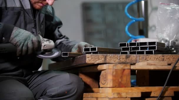 Industriële fabriek. Polijsten rechthoekig metalen stukken. Slow motion — Stockvideo