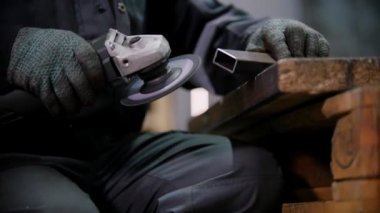 Endüstriyel fabrika. Dikdörtgen metal parçalar ile Bileme Makinası parlatma. Ağır çekim