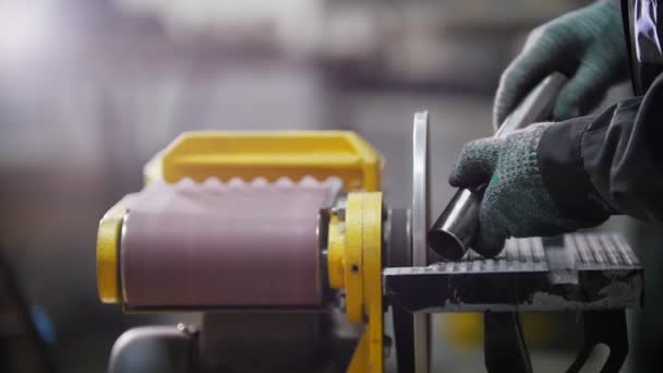 Industriella fabriken. Slipmaskin. Slipning en tråd — Stockvideo