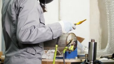 Endüstriyel fabrika. Küçük detaylara metal boru kaynak. İşlem