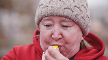 Yaşlı bir kadın güçlü düdük.