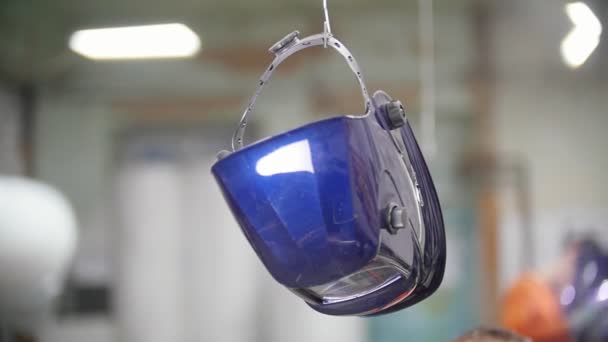 Industriële fabriek. Nemen van een helm uit de haak — Stockvideo