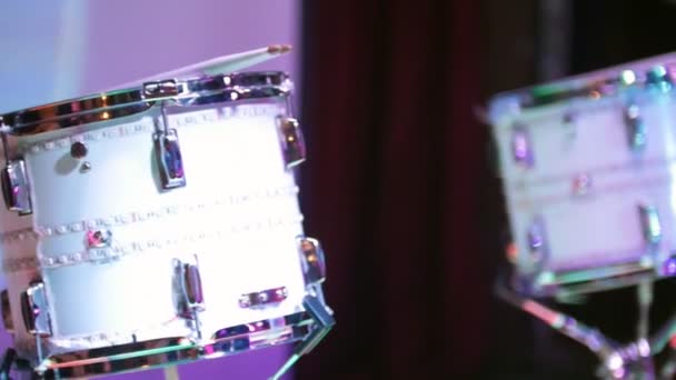 公司派对舞台上的白色鼓套件 — 图库视频影像