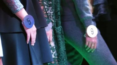 Güzellik Yarışması. Yan yana duran kadın modelleri.