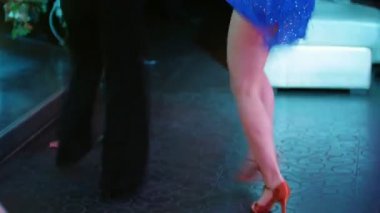 Salsa çifti profesyonel zarif dansçıların dans