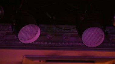 Yanıp sönen parlak sahne ışıkları