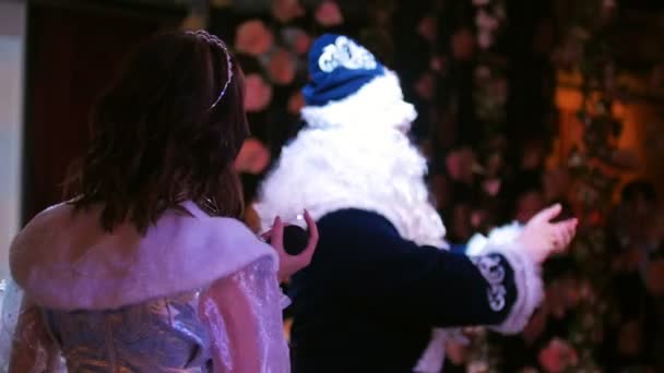 Fiesta corporativa. Papá Noel en traje azul mostrando un truco de magia. Padre Frost . — Vídeos de Stock