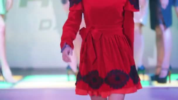 Fashion Show. Female models walk the runway in dresses — Stock Video