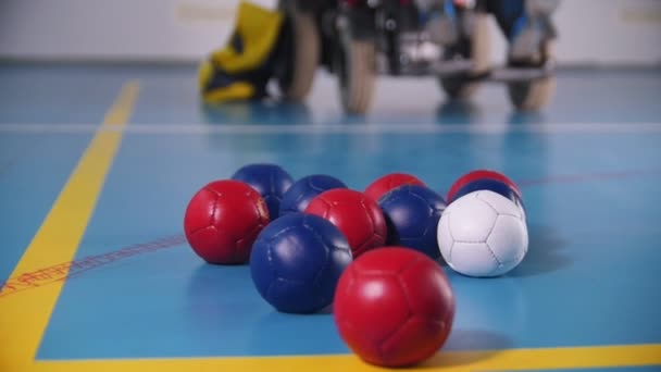 Bollar för boccia. Tricolor. En inaktiverad man kastat dem — Stockvideo