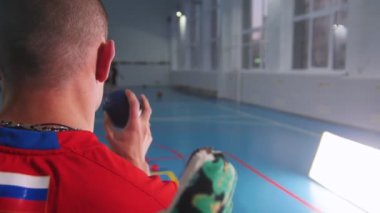 Engelli biri tekerlekli sandalyede. Mavi küçük bir top atma. Boccia. Arkadan görünüm