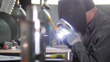 Mikro kaynak. Sert metal metal Fabrikası'nda donatımı oyma elektro kıvılcım işlecini kullanın. Telefoto çekim