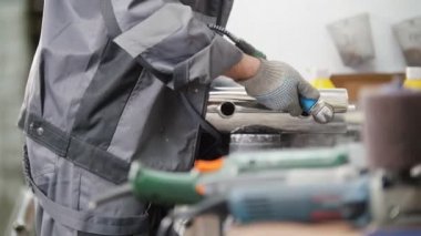 Araçları Fabrikası'nda çalışan arka plan üzerinde parlatma