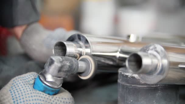 Polissage de pièces en acier inoxydable à l'usine de métal. Polissage rainure inoxydable — Video