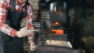 Elektrik çekiç, kırmızı sıcak çelik, tekne ile iş yerinde demirci