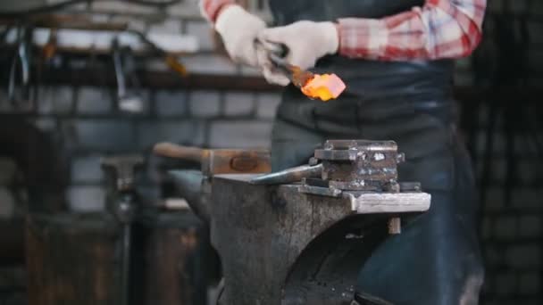 Smid afwerking. Het maken van een detail met behulp van een hamer en een beitel. Gloeiende — Stockvideo