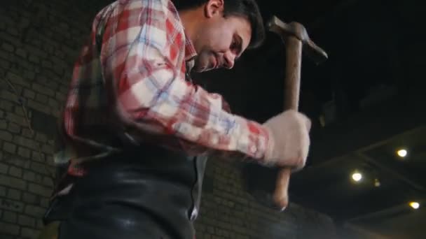 Schmied bekommt mit einem Hammer eine glühende Spitze der Axt — Stockvideo