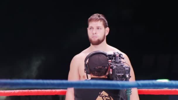 KAZAN, RUSSIA - OCTOBER 27, 2018. The championship on fighting by the rules TNA, in the city of Kazan, TATNEFT ARENA. Wrestler preparing to the fight — Stok video