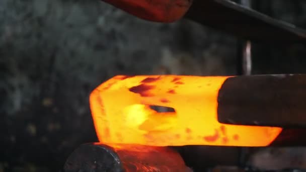 Forgeron au travail, acier chaud rouge, forge . — Video