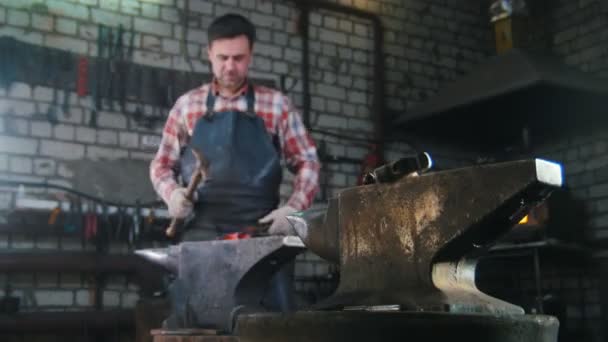 Il fabbro prende al dettaglio un modulo con un martello. Workroom, incudine — Video Stock