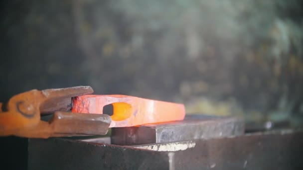 Máquina de forja de acero dentro de la planta industrial. Obtener el detalle de una forma bajo la enorme presión — Vídeo de stock