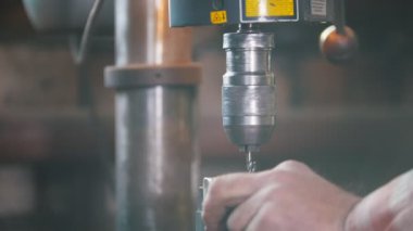 Metal talaşı uçan demirci ile elektrikli matkap makinesi, iş yerinde. Atış statik