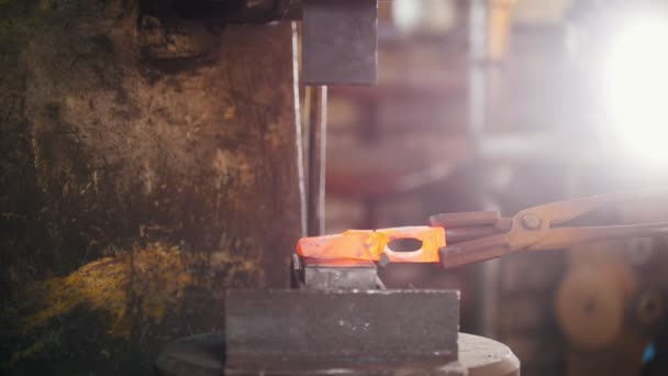 工业厂房内的锻造钢机。在巨大的压力自动锤下获得细节的形式 — 图库视频影像