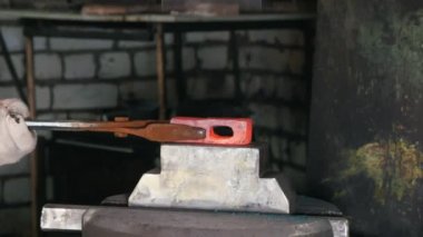 Elektrik çekiç örs, kırmızı sıcak çelik, tekne ile iş yerinde demirci