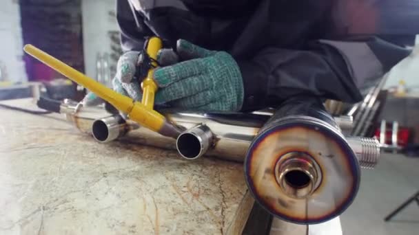 Micro lassen. Werkende man in het masker gebruik electro vonk gravure van apparatuur voor de metalen groef carbide in fabriek. — Stockvideo