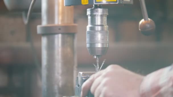 Herrero en el trabajo con máquina de perforación eléctrica, virutas metálicas voladoras con humo — Vídeos de Stock