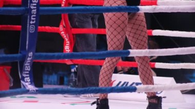 Kazan, Rusya - 27 Ekim 2018. Tna, Kazan şehir kurallarla Tatneft Arena mücadele Şampiyonası. Dövmeli yüzük-kıza yüzük