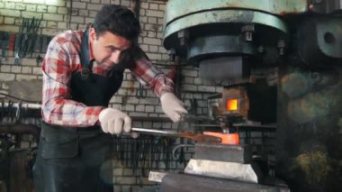 Örs, kırmızı sıcak çelik, zanaat portre yakınındaki elektrik çekiç ile iş yerinde demirci