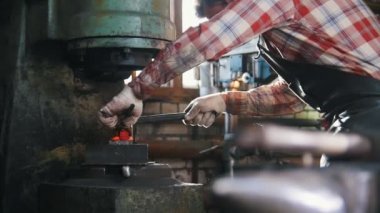 Endüstriyel Tesis içinde çelik makine dövme. Büyük basınç otomatik balyoz