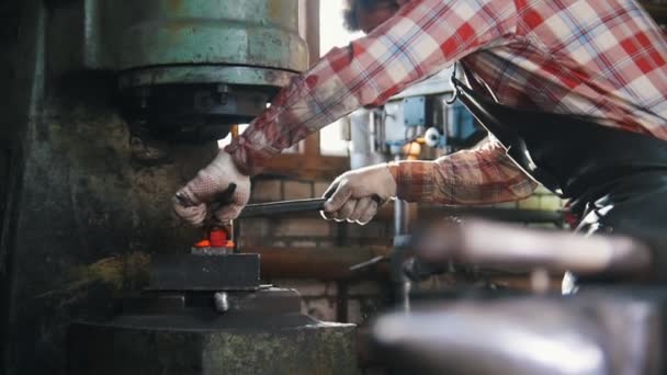 Kování oceli stroj uvnitř průmyslových celků. Obrovský tlak automatické perlík — Stock video