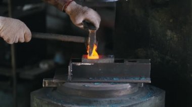Kızgın ayrıntılı bir form otomatik balyoz büyük baskı altında elde
