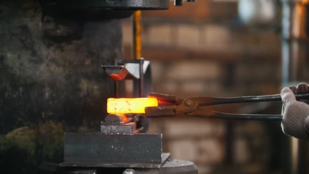 Un atelier de forgeron. Forgeage machine en acier à l'intérieur de l'usine industrielle. Forgeage de métal le tenant avec des pinces — Video